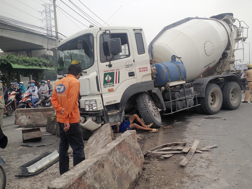 Tài xế buồn ngủ, xe bồn đâm dải phân cách ảnh 1